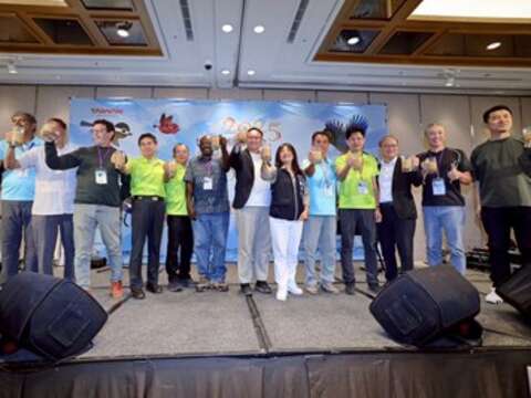 台中之夜-與各地鳥會執委共同用-珍奶-舉杯-歡慶此盛會