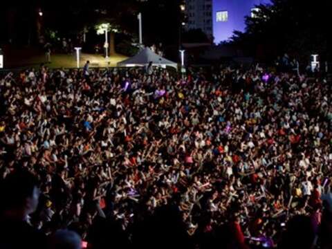 民众挤爆会场同欢-台中style-国庆-圆满剧场座无虚席