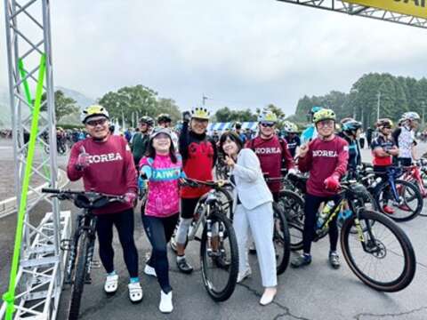 tour-de-saiki-環佐伯自行車活動-與佐伯市富高國子市長及國際車友合影