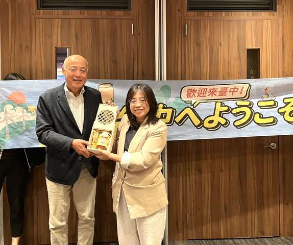 觀旅局局長與高松機場代表相互贈禮