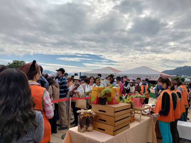 遊客開心排隊領取新社在地特產杏鮑菇香腸_0