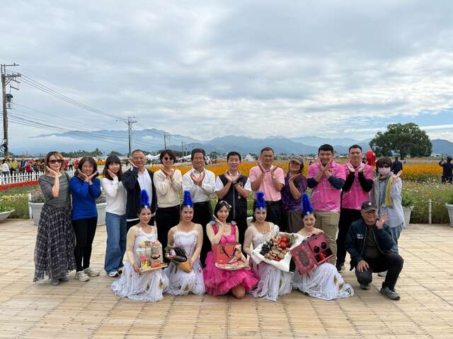 花蝴蝶及仙子展示新社農特產品與現場貴賓開心合照_0