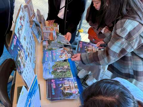 日本民眾熱情詢問台中觀光資訊 (1)