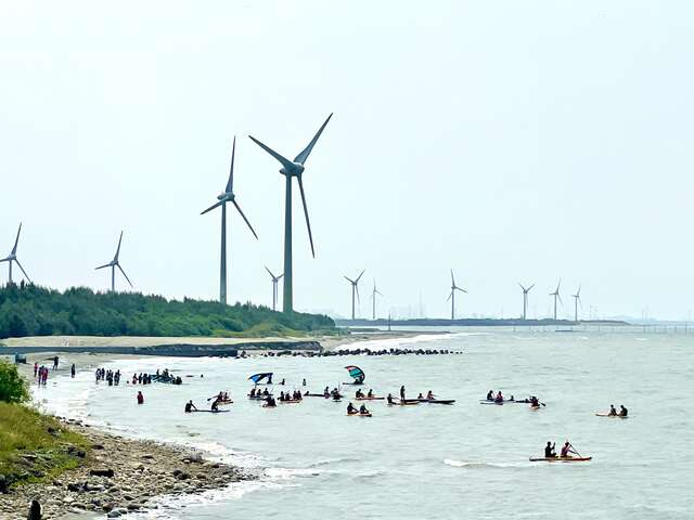 大安濱海樂園南園海灣今年已公告為開放水域-大批遊客前來從事水域遊憩活動-_0