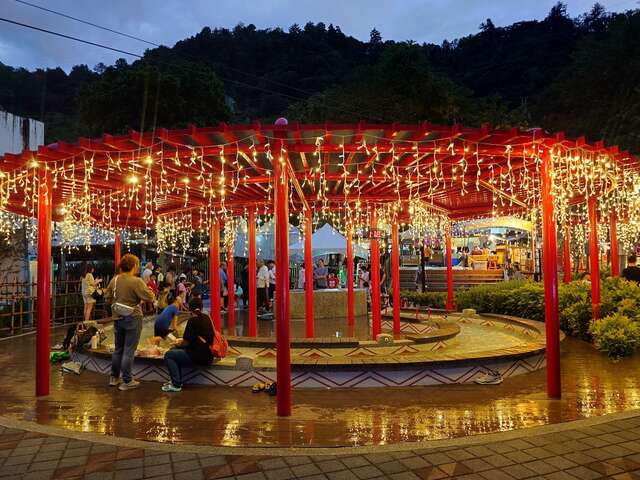 台中谷關溫泉入口以繽紛燈飾妝點