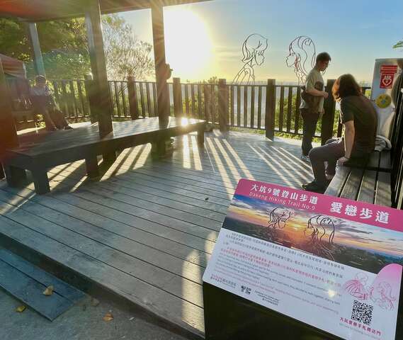 在涼亭吹著微涼山風體驗愛戀步道