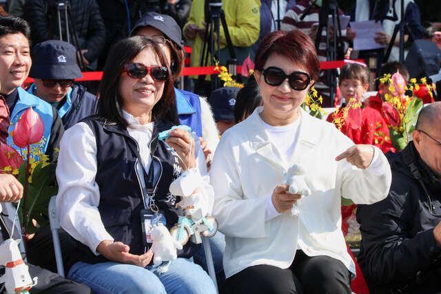 5盧市長-右-與觀旅局陳局長-左-手拿姆明小提燈