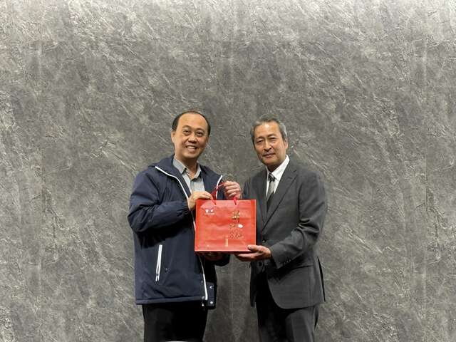 2觀光旅遊局致贈西湖觀光協會渡邊安司會長本市農特產