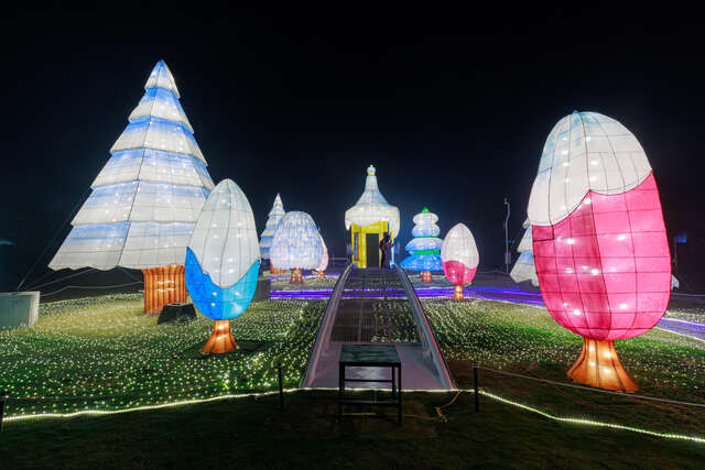 燈會佈展期間已有民眾浪漫賞燈