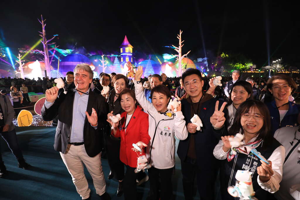 眾人手拿姆明吊飾合影-現場氣氛熱絡