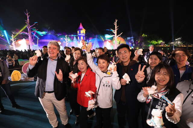 眾人手拿姆明吊飾合影-現場氣氛熱絡