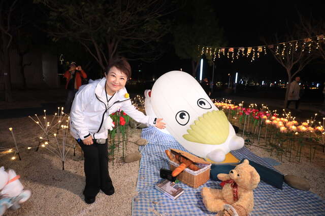 盧市長與姆明裝置合影