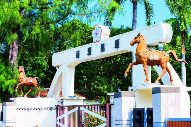 后里馬場正門馬雕像-呼應春節馬年主題活動