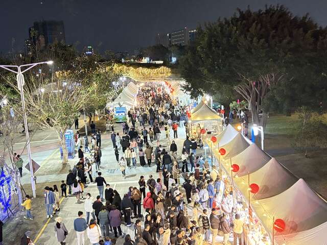 市集應景掛上紅燈籠場面溫馨