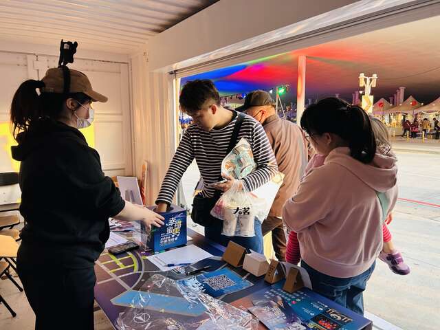 到商圈打卡完來燈會2號服務台抽獎碰碰運氣