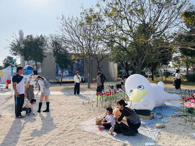 大小朋友都喜歡與歌妮和它的熊馬吉拍照