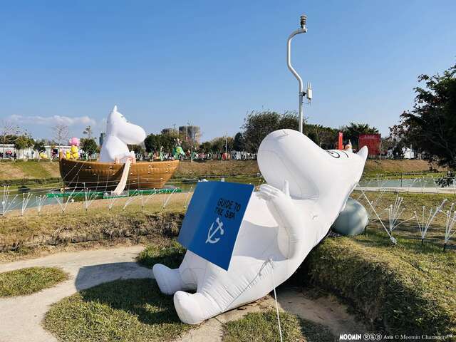 姆明躺在草地上看書