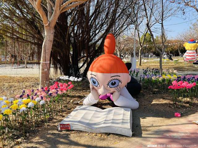 美寶趴在草地上看書