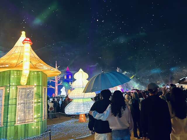 民眾撐傘賞燈現場非常浪漫