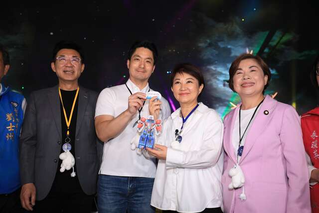 蒋市长赠送柯博文小提灯