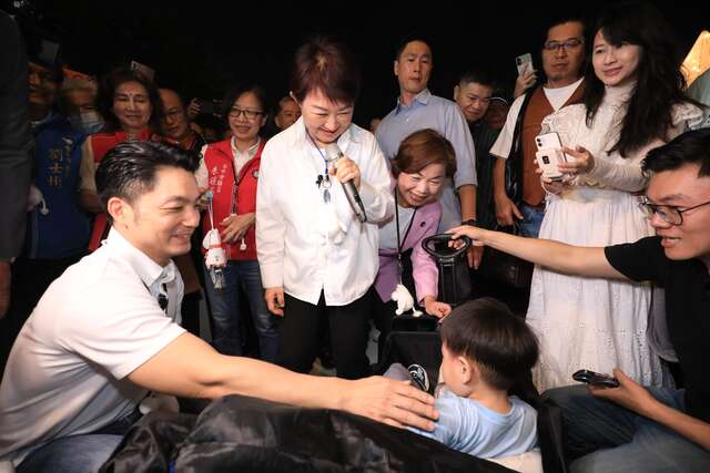 两位市长提着开春最萌的-姆明小提灯-同游灯区-沿途亲手发送