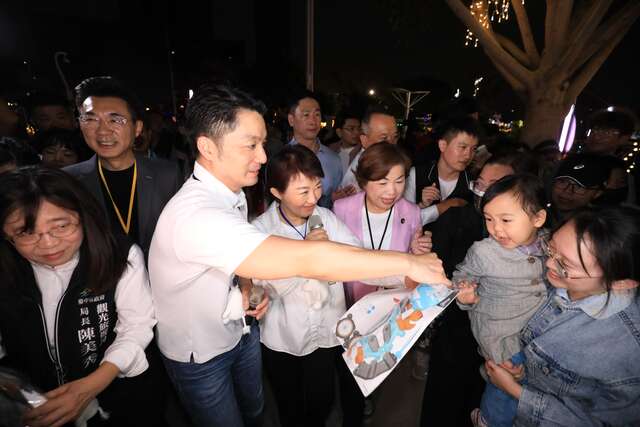 大小朋友沉浸在灯海与笑声中-也被两位市长亲切自然的互动圈粉-现场气氛热烈温馨