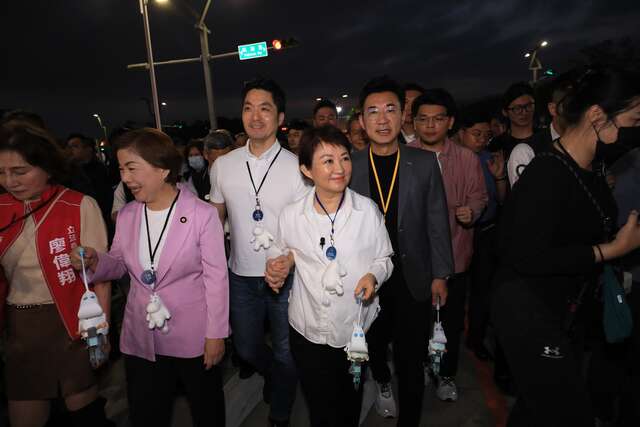 两位市长亲切自然-现场气氛热烈温馨-人气与魅力成为灯会另一道最吸睛的风景