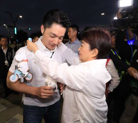 卢市长赠送姆明玩偶吊饰