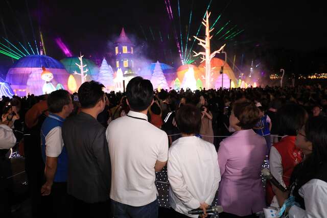 两位市长共赏-极光下的姆明谷-主灯秀