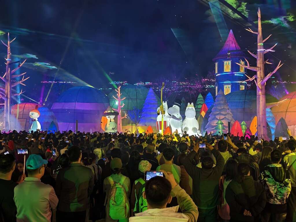 2026中台湾灯会主灯秀吸引大批民众观赏