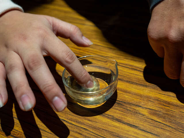 水母科教活动让民众近距离观察并体验水母触感,透过互动方式认识水母生态与海洋知识。