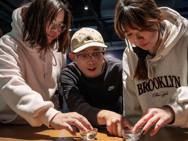 水母科教体验活动让民众透过触摸与互动方式近距离认识水母,提升海洋教育的参与与体验感。