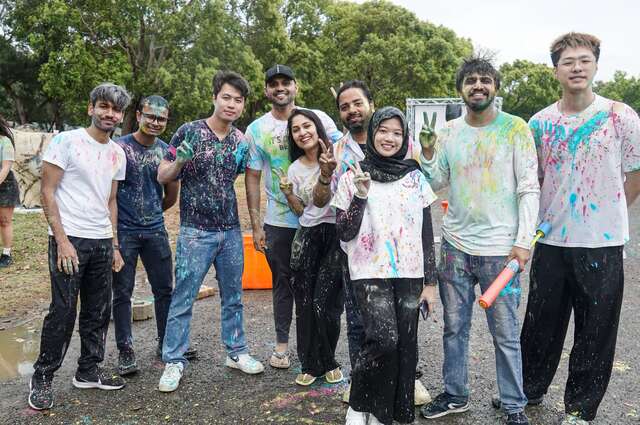 holi-festival又稱灑紅節-色彩節-人們不分性別-年齡-族群與階級-用五顏六色的顏料互