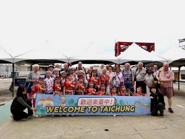 海线当地舞蹈团热情与游客合影合影