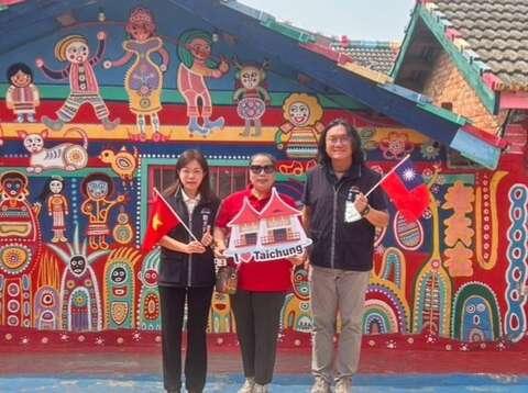 國際媒體踩線團走訪彩虹村感受繽紛藝術氛圍