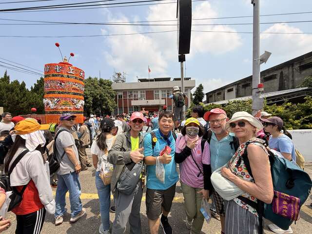 德国访团在遶境行程中 开心与信众合影