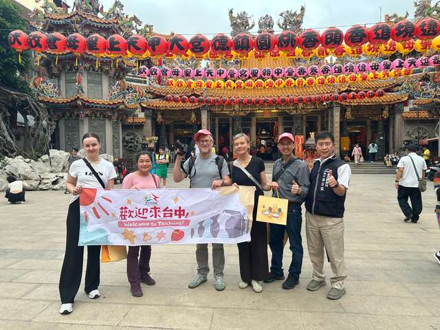 台中观旅局陪同德国访团於妈祖起驾前至大甲镇澜宫参拜