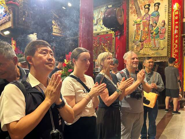 台中观旅局陪同德国访团於妈祖起驾前 至大甲镇澜宫参拜