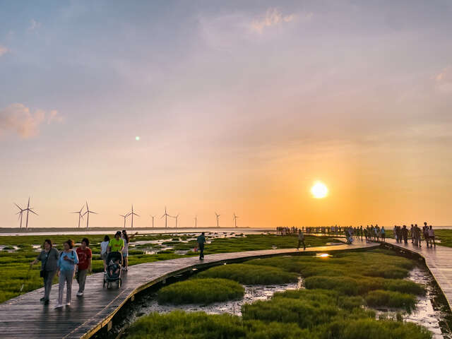 亲子家庭於高美湿地共享欢乐时光