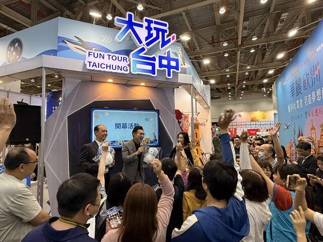 立法院副院长江启臣-台中观旅局副局长蔡宗昇与旅展现场民众活动热络