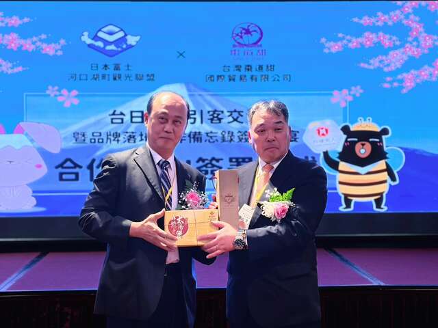 台中观旅局副局长蔡宗昇以台中名产传递祝福