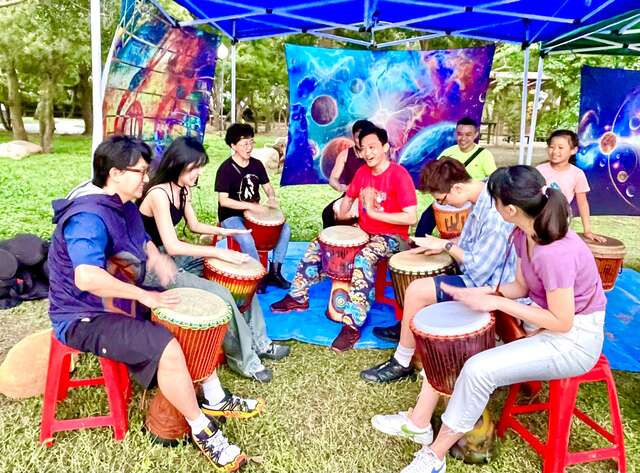 民众可以开心体验非洲鼓