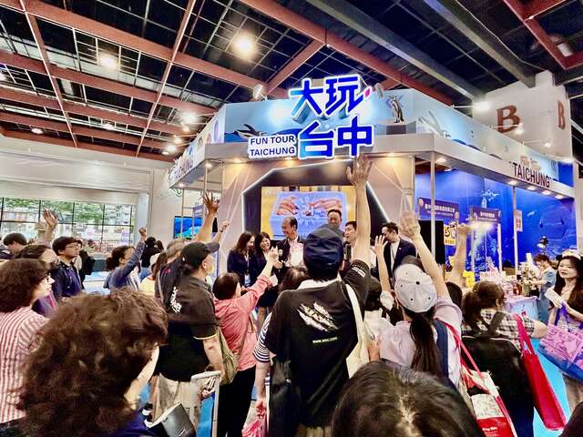 台中馆与参观民众互动热烈