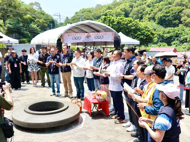 众人遵循古礼祭祀祈福-共同迎接端午佳节
