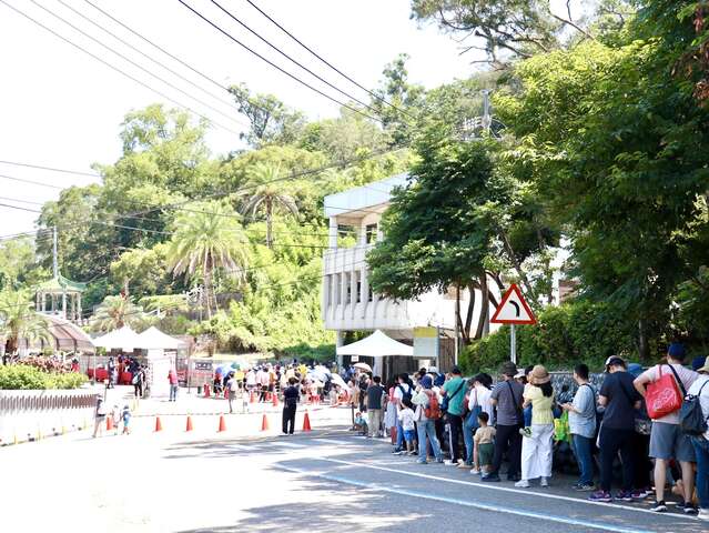 剑井午时水吸引排队人潮