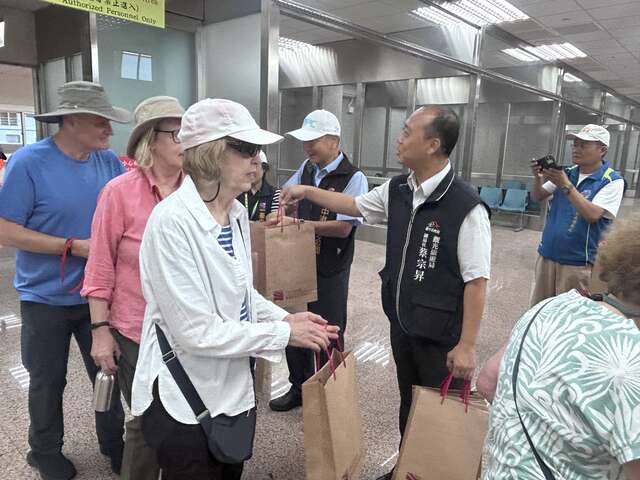 各机关代表热情欢迎国际游客
