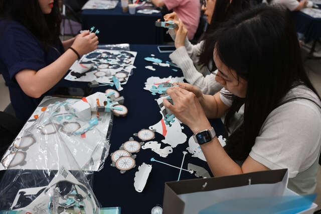 韓國民眾體驗中台灣小提燈diy製作