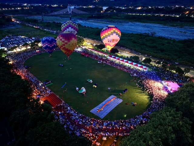石冈热气球嘉年华从白天延续至夜晚-游客不仅能仰望热气球翱翔山城天际-还可欣赏音乐演出-在山城夜色中感受石冈融合观光-文化与休闲的多元魅力