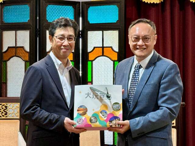 郑副市长致赠本市代表性糕点