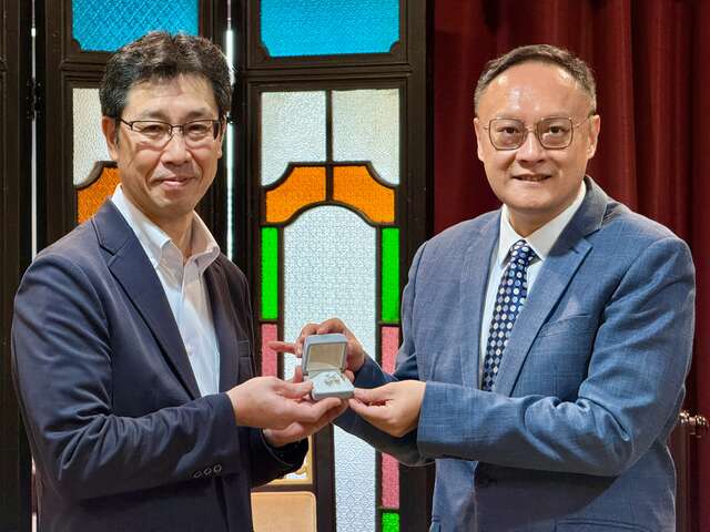 菅副知事致赠自行车造型阿古屋珍珠徽章